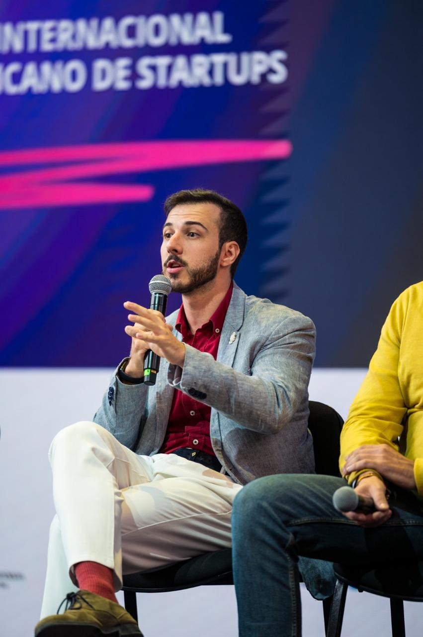 Andrea Daniel Alonso-Bernaola Ruiz participando con un micrófono en un encuentro de startups