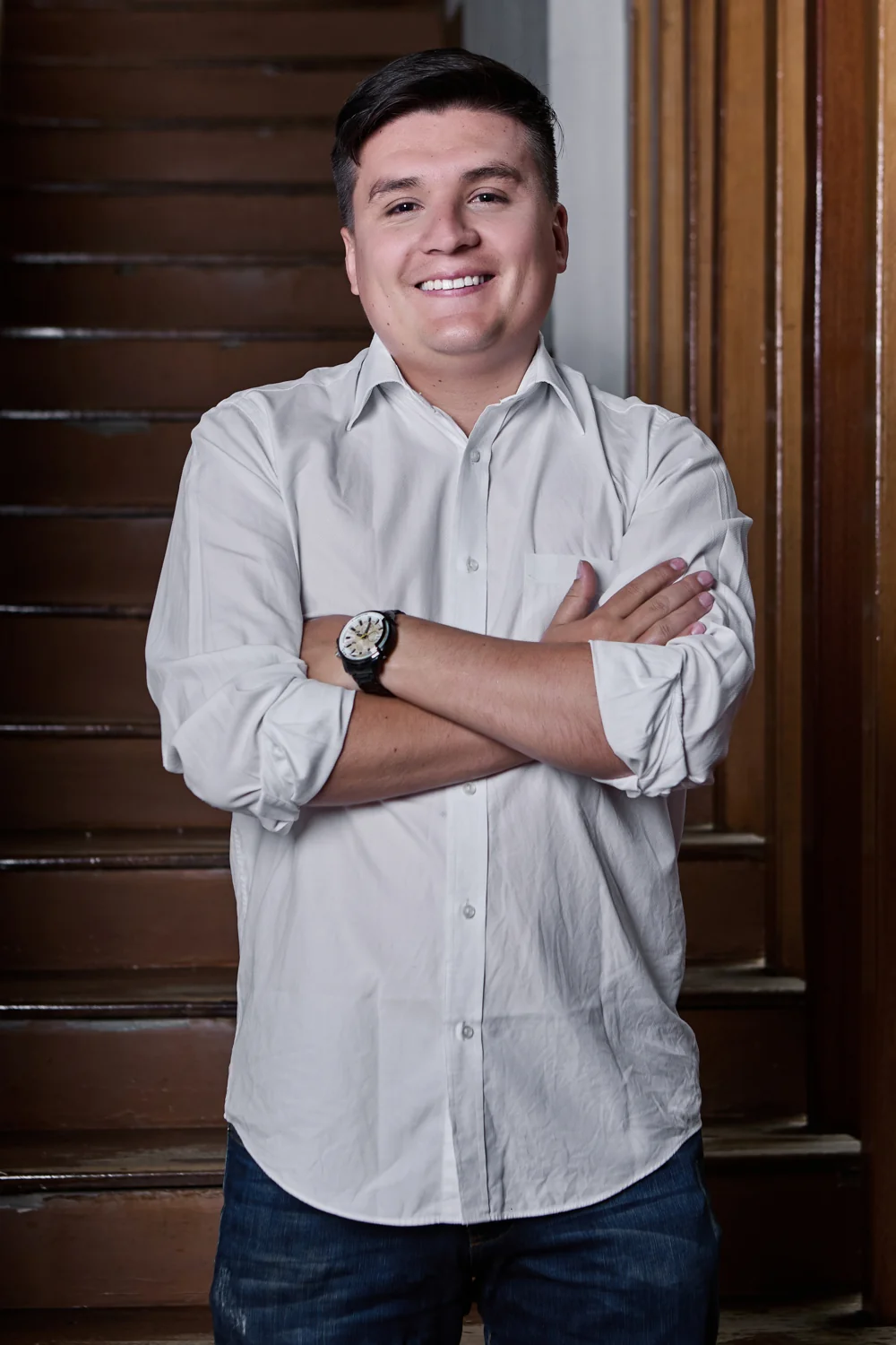 Retrato de Juan Pablo Villa Medina, miembro del Advisory Board, con camisa blanca